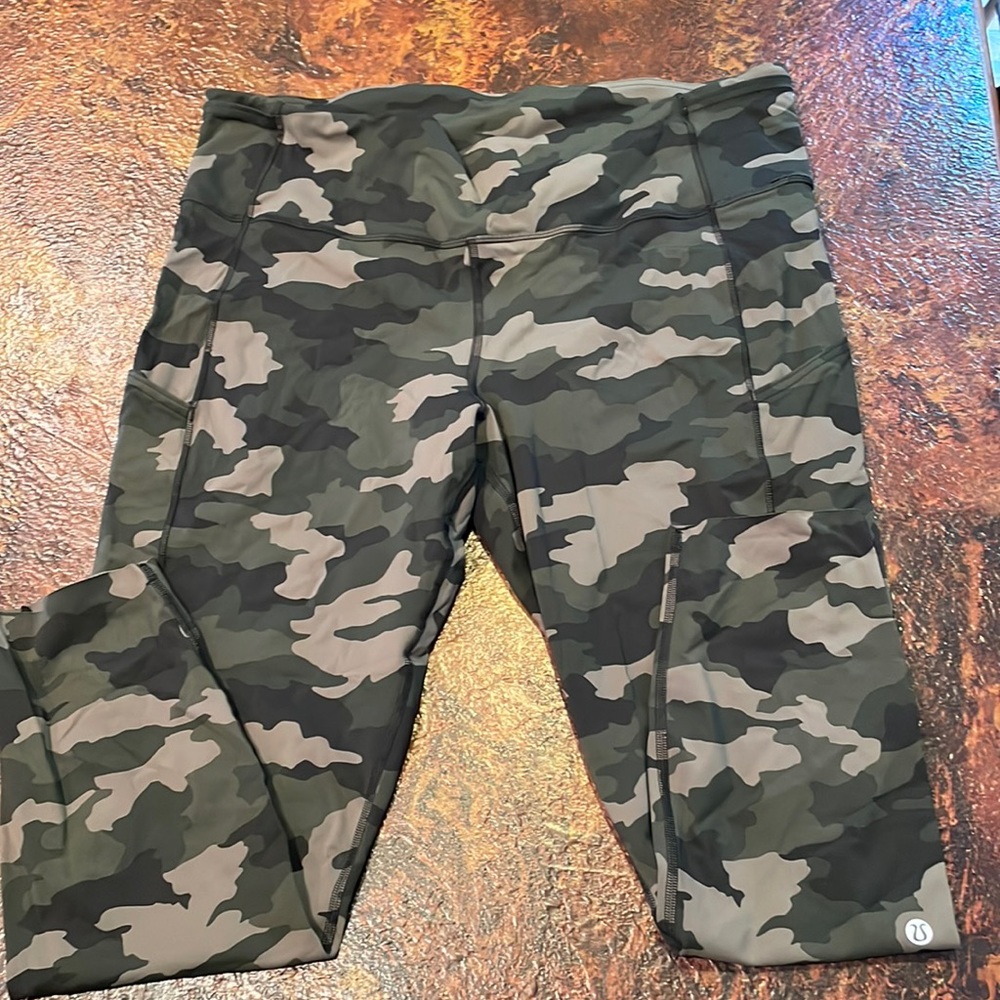 EUC Camo leggings